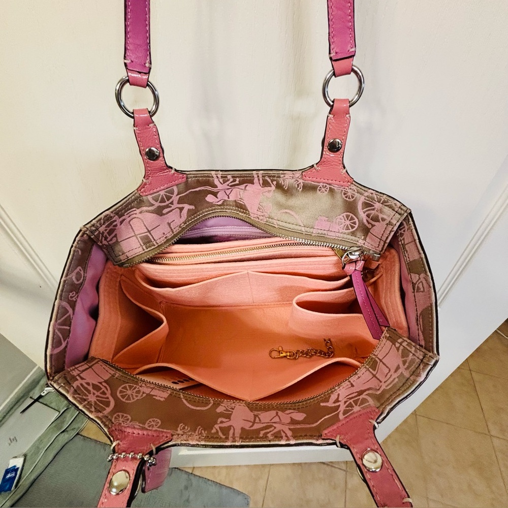 Coach signature Gallery East West Horse & Carriage  in pink F15144 - Picture 15 of 16